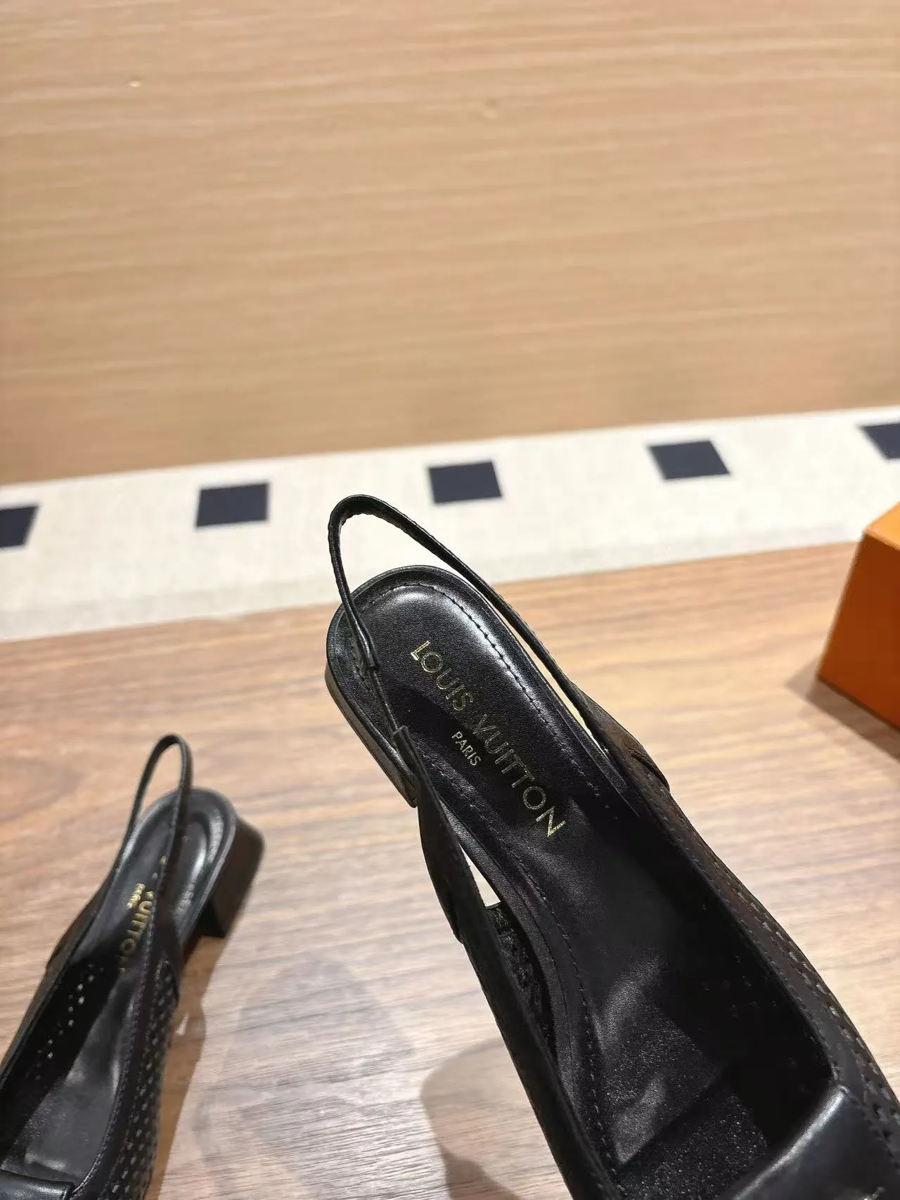 👟👟Ex-factory price 600👟👟 LV Louis Vuitton 25ss top version. Features the latest SHAKE hollow slingback sandals. Hard goods are new. Purchasing level! Full of high-end sense! A popular one among domestic and foreign bloggers. It is retro and fashionable and looks great on the feet! The main model on the official website. Upper: original customized cowhide surface. Lining: imported goatskin lining. ·Outsole: original Italian leather outsole ■Height: 3.5cm5.5cm ·Shoe size: 35-40 (41, 42 customizations are not returnable)